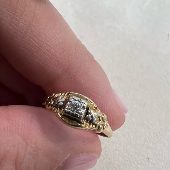 14K yellow gold and diamonds set in 14K white gold promise ring 1.18g - Picture 5 of 16